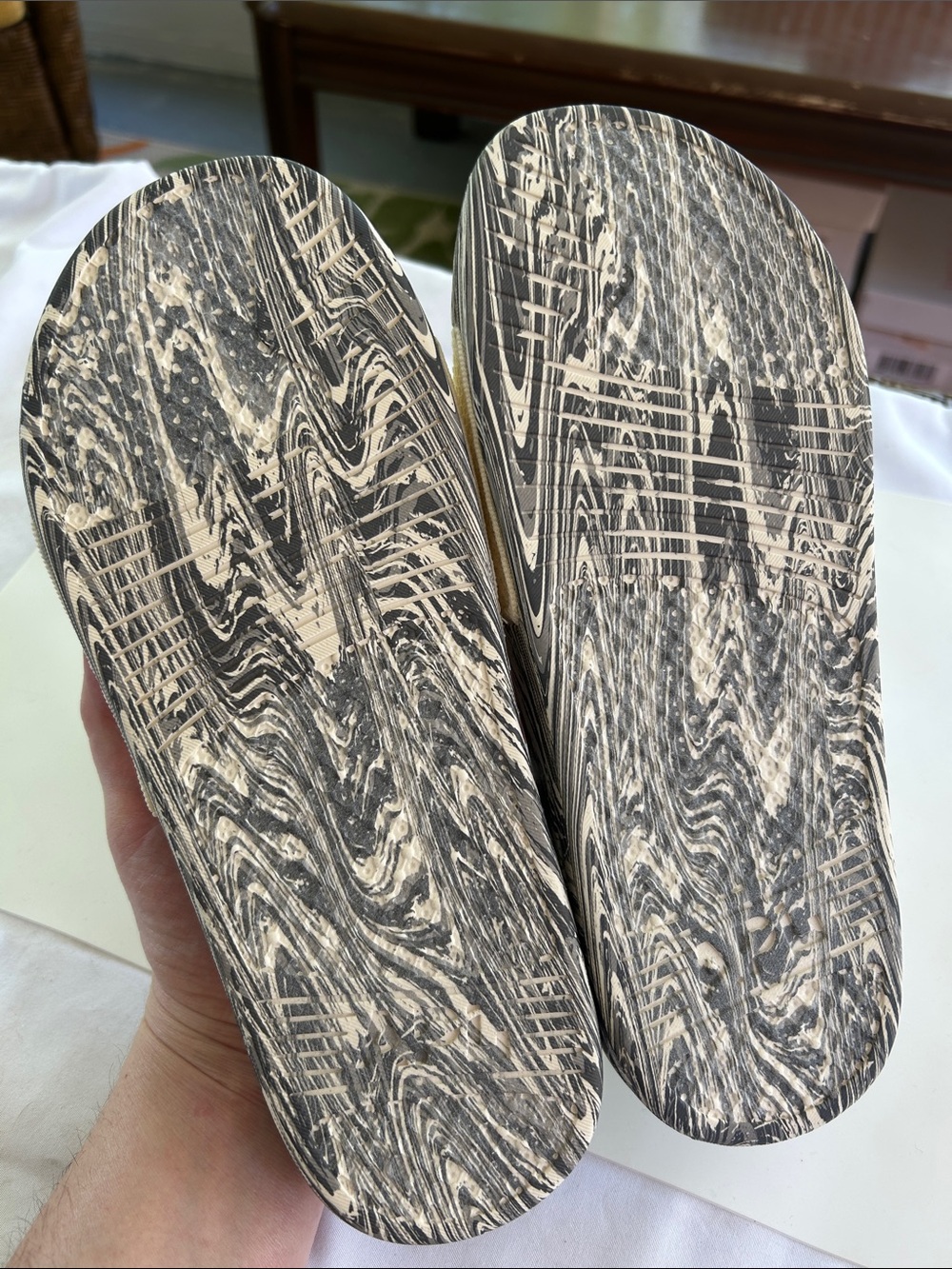 APL Women’s Techloom Slides Pristine Silver Travertine Marble Size 10 NEW in Box - Picture 5 of 6